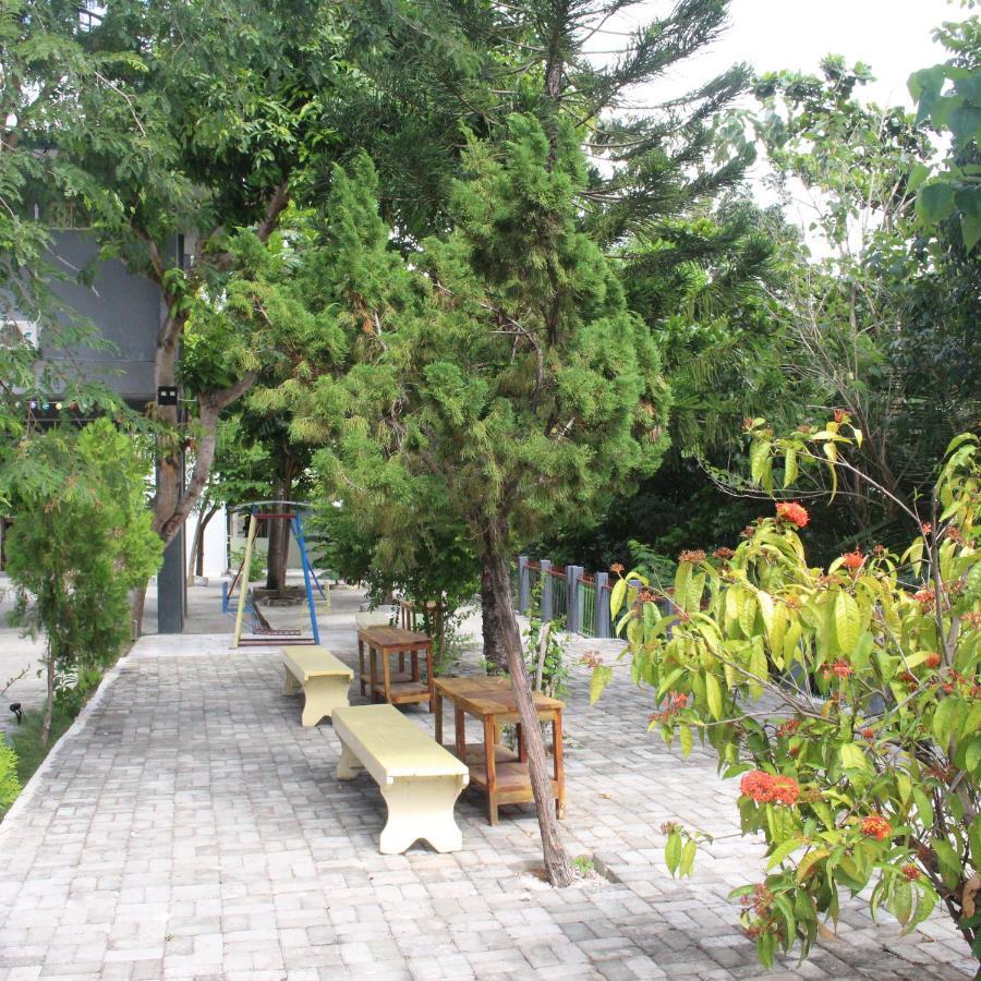 Pondok Wisata Dan Restoran Elim Ваингапу Экстерьер фото